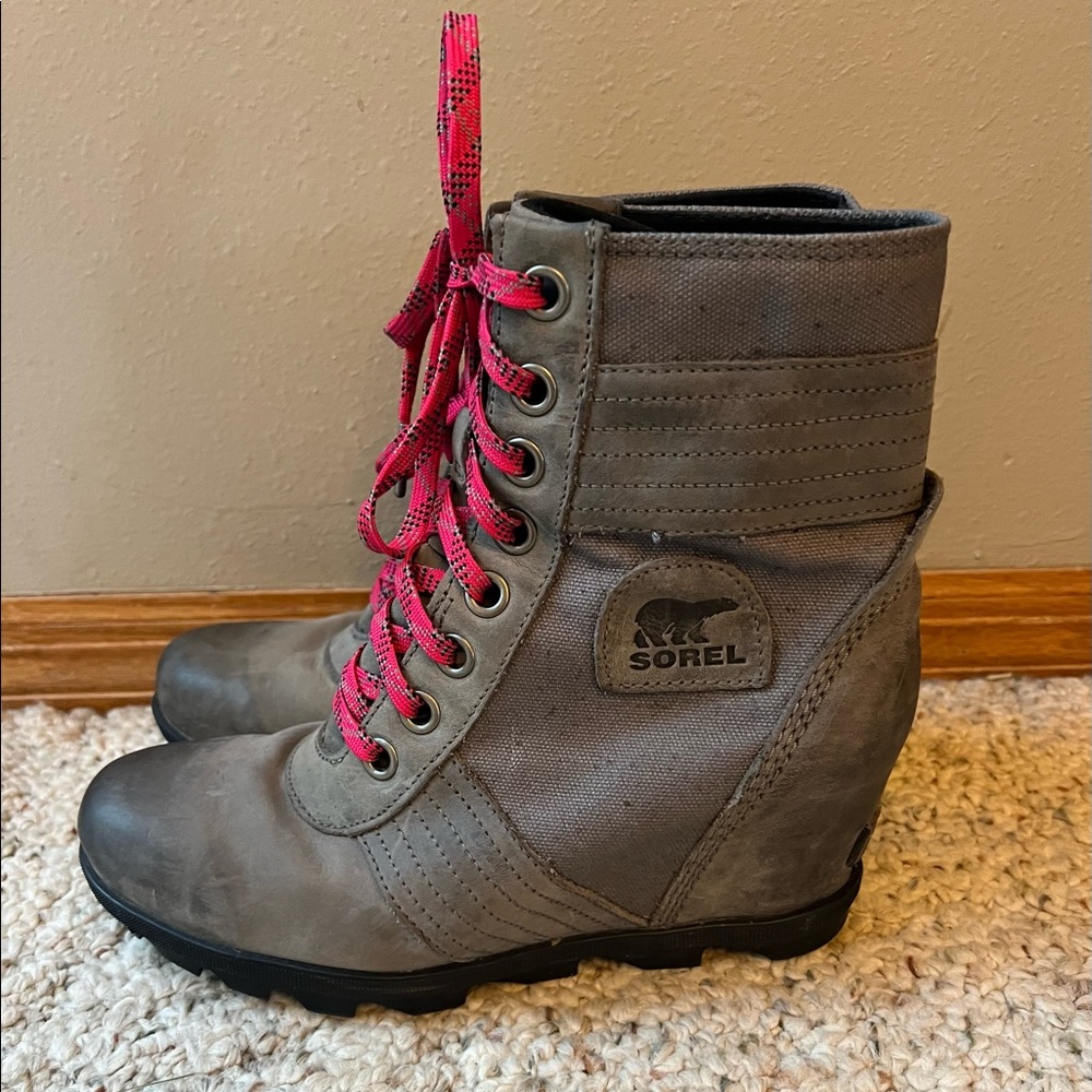 Sorel wedge boots size 9